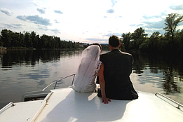 Svatební vodní taxi přiváží snoubence k obřadu