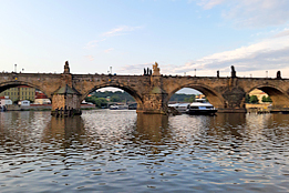 Karlův most z řeky vltavy